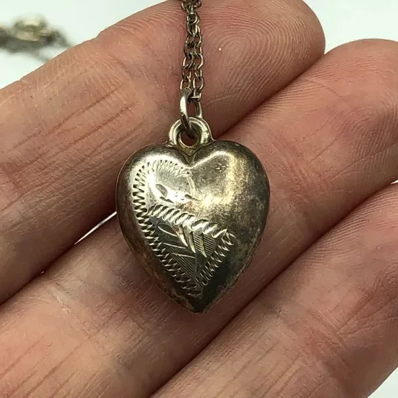 VINTAGE SILVER Puffed Heart Foliage Etch Pendant Necklace on Chain Retro Kitsch - Picture 3 of 16